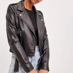 Skinnjacka - Skinnjacka - ”Classic PU Biker Jacket” från Nelly. Köpt förra hösten och är i fint skick. Nypris 649kr jag säljer för 400kr + frakt. Storlek 38 💕