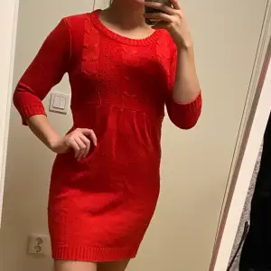 Julig röd stickad klänning med 3/4 ärm. I nyskick 