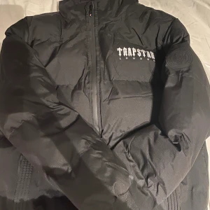 Svart Trapstar Jacka - Helt ny svart trapstar jacka har ej använts pågrund av för stor storlek!