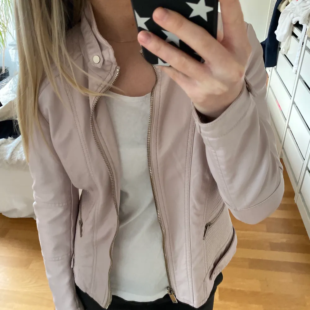 Ljusrosa-beige skinnjacka (faux leather) från Bershka. Massor fina detaljer o perfekt passform.💖. Jackor.