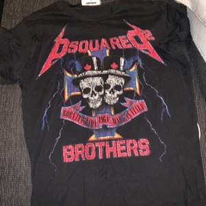 Dsquared T-shirt - Svart med tryck i storlek M