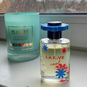 Helt oanvänd parfym från märket LA RIVE COOL som är värd några hundra lappar. Texten har försvunnit lite då den legat i en påse med lite annat grejs.(kolla kommentarerna för en info o för vad doften på parfymen har).