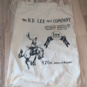 Tyg kasse från lee - Snygg tygkasse från lee! Kommer tvättas då märket bak kommer försvinna så om du är intresserad skriv så skickar jag bild på baksidan!🫶🏻