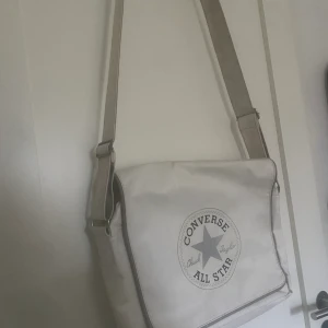 Converse väska - Säljer denna coola converse väskan för jag aldrig har fått användning av den. Den är köpt utomlands på en second hand för 230 kr. Den har några fläckar inne i väskan som inte går bort. Köparen står för frakten, kontakta för flera frågor mm🥰