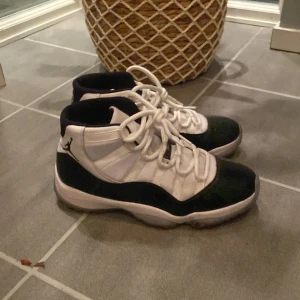 Jordan 11 concord 2018 - Skorna är i storlek 42 och är i gott skick Finns tyvärr ingen låda därför så billiga  Köpta på sneakershyllan  Äkta skor