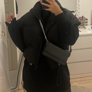 Väska - Väska från Ginatricot. Silverkedja l