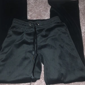 Svarta mjukisbyxor - Svarta mjukisbyxor från gina storlek xxs, säljer för att dom är för korta. Passar dom som är 157 ned till 150