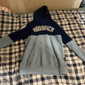 Hoodrich Hoodie  - Hej, säljer min baby blue/ mörkblå Hoodrich Hoodie.  Hoodien är i mycket bra skick. Ganska sällsynt Hoodie.