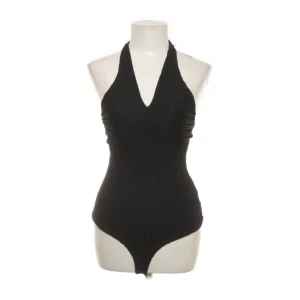 Guess topp  - Svart Guess topp med öppen rygg. Knappt använd och i jättebra skick, precis som ny. 