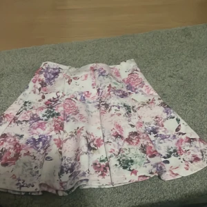 Gina kjol - VÄLDIGT bra skick 