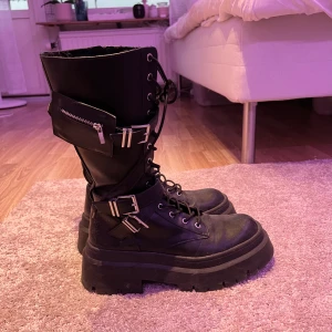 Kängor - Ascoola kängor som jag säljer då de inte passar min stil längre. Använd ett fåtal gånger och i bra skick. Jag kan stå för frakten. (Kommer självklart rengöre dom innan jag skickar iväg dom)  <3