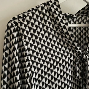 Mönstrad blus! - Jag säljer denna fina blus då den aldrig kommit till användning..💘 Blusen är i mycket gott skick och inte använd någon gång..💘 Passar till alla tillfällen!