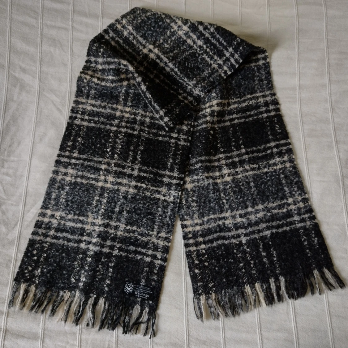Svart/grå/beige/vit rutig halsduk med fransar, Made in France