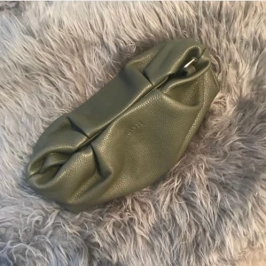 Väska KASTI STUDIOS - Säljer denna väska i fint skick! Den är i italienskt läder. Finns innerficka och kan bäras på olika sätt🌸 Jätterymlig!!!! inköpt för 4000kr. Finns små slitningar i kanter men syns inte vid användning!