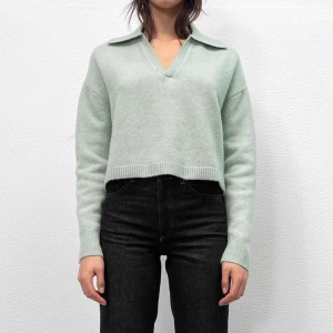 Stickad tröja  - Grön stickad tröja med krage från zara! Jätte fin nu under hösten. Använd ett fåtal gånger och är i ett fint skick! Skriv för egna bilder❤️‍🔥