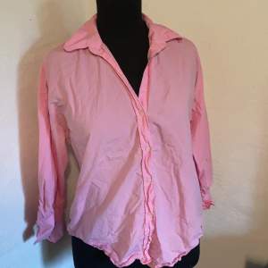 En jättefin rosa skjorta som perfekt till vardags! Losefit (har storlek L i vanliga fall).  OBS! i bilden är den ej struken, ni får hem plagget struket. 