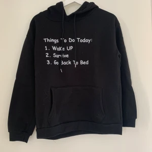 Hoodie  - Säljer nu denna hoodie då den inte använd längre. Knappt använd. Köparen står för frakten. Betalning sker vid swish. Kan skickas med spårbar frakt