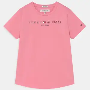 En ganska ny T-shirt ifrån Tommy hilfiger❤️Den är nästan helt oanvänd och är helt som ny