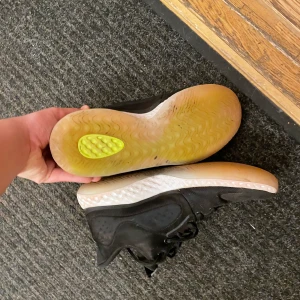 Kd basketskor - Kd basketskor de är i helt okej skicka fina och bra kontrast de har röd sula för jag körde på en röd plan o det är lite rött på skorna strl 44,5 