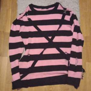 Rosa svart randig tröja från cum clubwear, den e storlek L och är nyskick, knappt använd