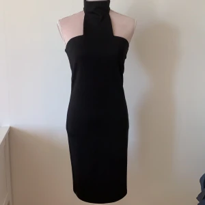 Svart klänning  - 160kr, oanvänd stretchig svart klänning, storlek S-M, kan frakta men kan också mötas upp och ge över i Trollhättan, Mellerud, Uddevalla och Vänersborg.:) 