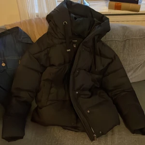 Svart jacka  - En svart jacka rätt så tjock, inga märken från användning, ny annvänt typ 3 gånger. Säljer för 500