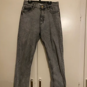 Gråa mom- jeans ifrån Zara - Bra skick, köpta sommaren 2021, 