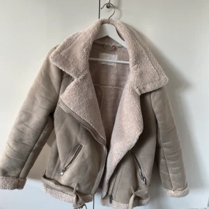 Jacka - Säljer min vinterjacka. Köpt på zara för några år sen. Super mysig och varm när man knäpper den! 