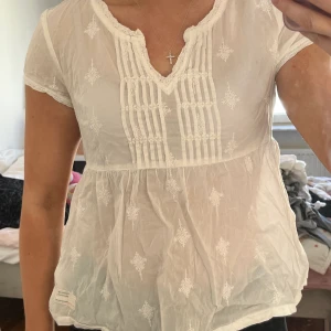 Odd Molly blus - Blus från odd molly i storlek 2. (Tror det motsvarar S/M) använd men i fint skick.  Möts upp i Stockholm eller fraktar, köparen står för frakt. Inga returer 