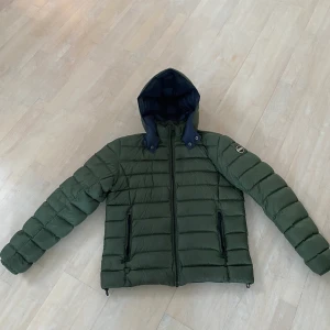 Colmar vinterjacka strl 48 - Skön och varm vinterjacka från Colmar i grön färg. Nypris 5000kr. Säljer runt 1500-2000kr bra skick.