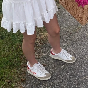 Isabel Marant skor - Sneakers köpa för längesedan, ganska använda därav priset. Storlek 38 men jag använder dom trots att jag har storlek 37. Box finns och möts gärna upp i gbg 