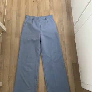 Blåa kostymbyxor  - Jättesköna kostymbyxor i storlek 42 100kr + frakt
