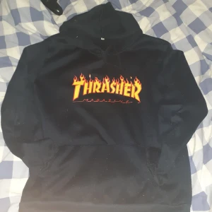 Thrasher hoodie - Fick i present från mamma. Men har inte andvänt den. Skick 8/10