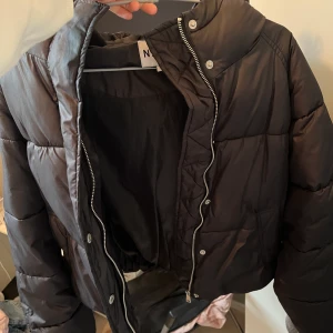 Na-kd puffjacka med huva - Nakd puffjacka med huva i storlek 36 