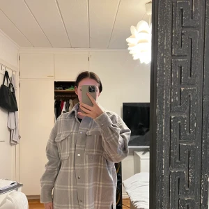 H&M jacka  - Jättefin jacka i bra skick. Den är i storlek S men lite oversize så funkar även för M. Köpt för ca 1 år sen & använd ganska få gånger. Nypris 400kr