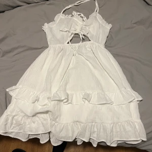 Klänning - Klänning med öppen rygg, stl. M men funkar för S också