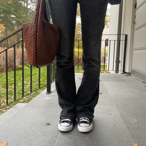 Converse låga - Säljer dessa oanvända ursnygga låga converse som är helt perfekta nu till hösten! Passar till absolut allt, pris kan diskuteras vid snabb affär!
