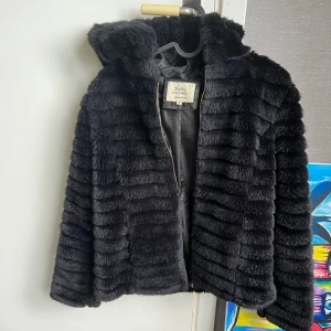 Pälsjacka  - Superfin pälsjacka i strl s. Köpt på miinto för 999kr säljer för 200kr, i fint skick 