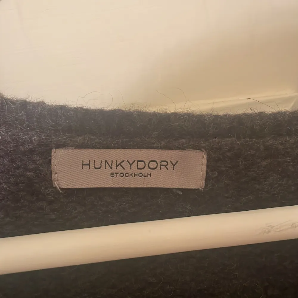 Säljer nu denna coola tröja med dödskalle i mitten från Hunkydory! Storleken står inte på tröjan men skulle säga att den är xs/s💘. Tröjor & Koftor.