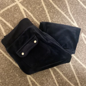 Juicy byxor  - Säljer ett par mörk blåa juicy byxkor. Jag har stytt lite på ena sidan av byxan men syns verkligen inte. Fråga mig om bilder om ni undrar. Köparen står för frakt! 