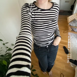 Randig tröja - Trendig randig tröja från nørgaard paa støget. frakt tillkommer 🤍🖤