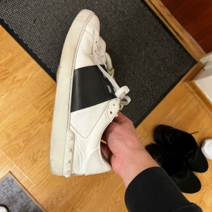 Valentino  - Rätt slitna skor använd ganska mycket 
