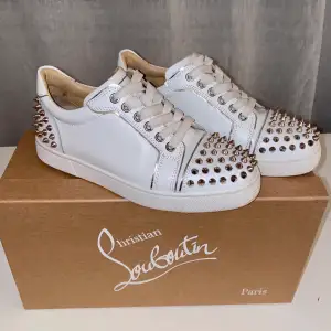 Christian Louboutin! Köpta på Vestiaire för inte så länge sen, är som nya!! Säljer endast vid bra pris! Skokartong osv medföljer!! 