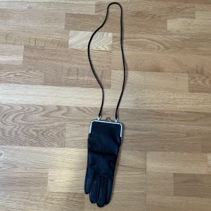 Maison Martin Margiela x H&M väska - Maison Martin Margiela x H&M handske väska. Unik och svår att få tag på! En av mina favorit väskor. Varsamt använd. 100% äkta läder 
