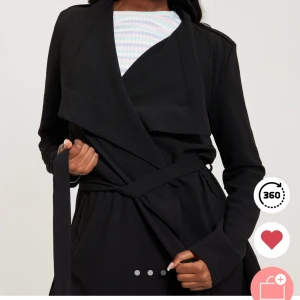 Höst/vår kappa - Denna fina kappa köpte jag för ungefär 1år sedan från Nelly för 499kr. Den har inte kommit till användning förutom Max 5 gånger. För egna bilder skriv privat.