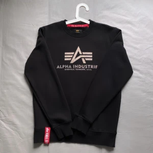 Alpha Industries sweatshirt - Alpha Industries Sweatshirt  Storlek: S📐 Skick: 9/10📦 Pris: 350💰 (Nypris: 700)