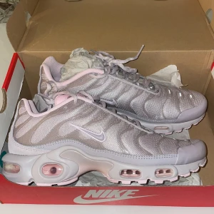 Nike skor - Aldrig använda då det inte var min stil. Jätte söta rosa fortfarande i boxen stl 40
