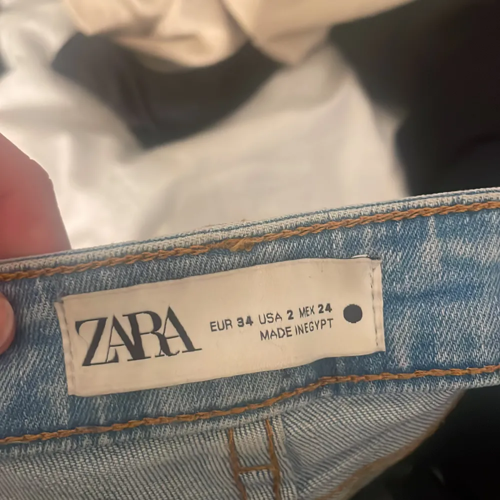 Utsvängda jeans från zara i storlek 34💕nyskick. Jeans & Byxor.