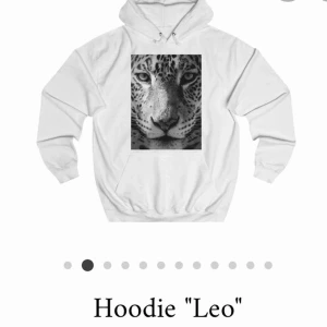 Hoodie  - Jag säljer en the cool elephant hoodie I formatet ”Leo”  Den är ganska använd därför säljer jag den för 200, nypriset var 599. Den är vit stl s. 