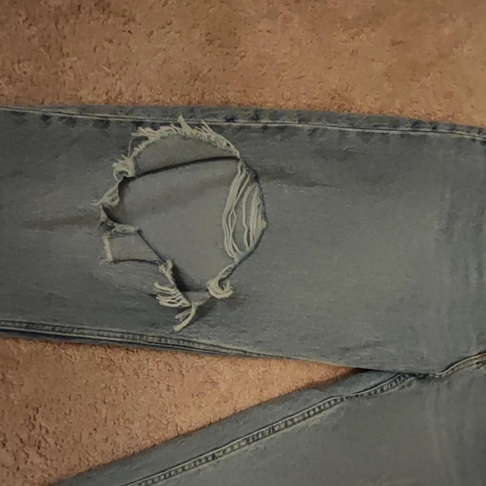 Snygga baggy jeans från H&M med hål i knäna. Använda under en kort period efter graviditet. . Jeans & Byxor.